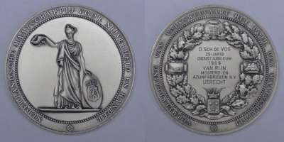 878257 Afbeelding (collage) van de voor- en achterzijde van een erepenning uitgereikt door de 'Nederlandsche ...